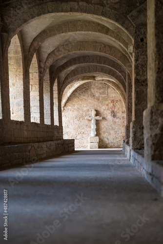 Clo  tre de l   Abbaye de Gellone    Saint-Guilhem-le-D  sert  chef-d     uvre de l   architecture romane  sur le chemin de Saint-Jacques-de-Compostelle  Occitanie  France 