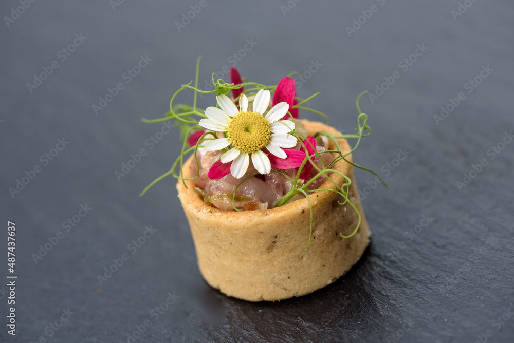Modernes Fingerfood aus Matjes / Kanapees / Amuse bouche mit essbaren ...