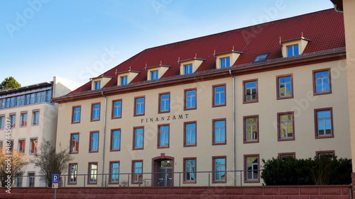 altes Finanzamt in Mosbach in klassischer Bauweise mit vielen Fenstern und Gauben unter blauem Himmel