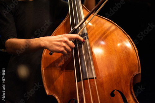 Mujer tocando violoncelo photo