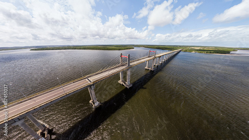 Wallpaper Mural Imagem Aérea da Ponte Gilberto Amado sobre o rio Piauí ligando os municípios de Estância e Indiaroba, com 1.712 metros de extensão e 14,2 metros de largura Torontodigital.ca