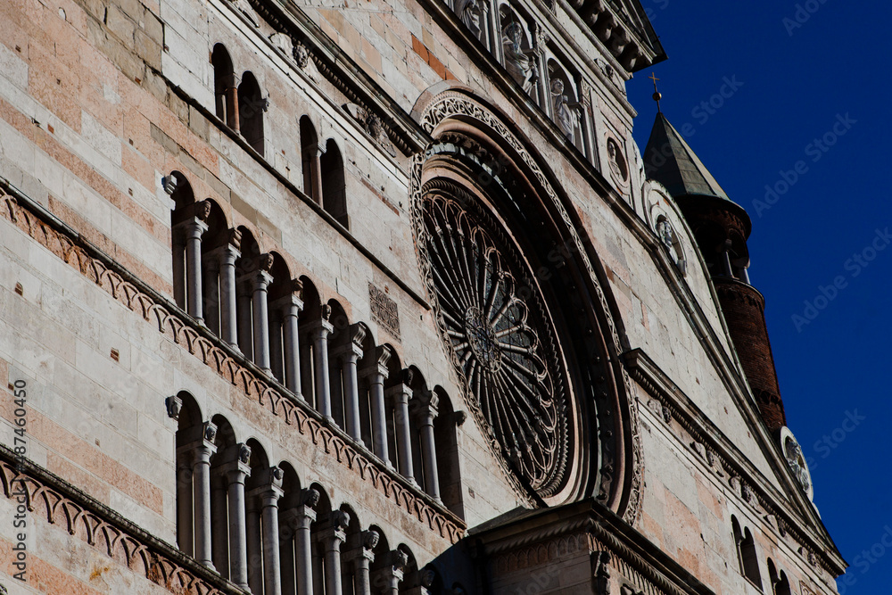 Φωτογραφία Cremona Cathedral in Cremona, Lombardy is a Catholic church in northern Italy with the white marble statues, the bell tower (Torrazzo) and the seat of the Bishop of Cremona