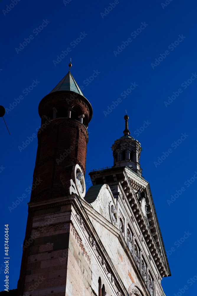 Φωτογραφία Cremona Cathedral in Cremona, Lombardy is a Catholic church in northern Italy with the white marble statues, the bell tower (Torrazzo) and the seat of the Bishop of Cremona