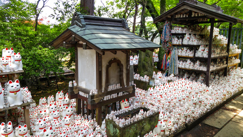 Fotografía Hundreds of Maneki Neko are adorned along the paths in Gotokuji Temple, Setagaya