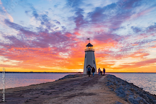 Fotografia Sunset beautiful afterglow over the lighthouse of Lake Hefner