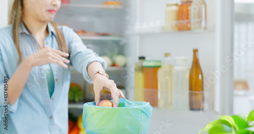 Canvas Print woman is pouring food waste