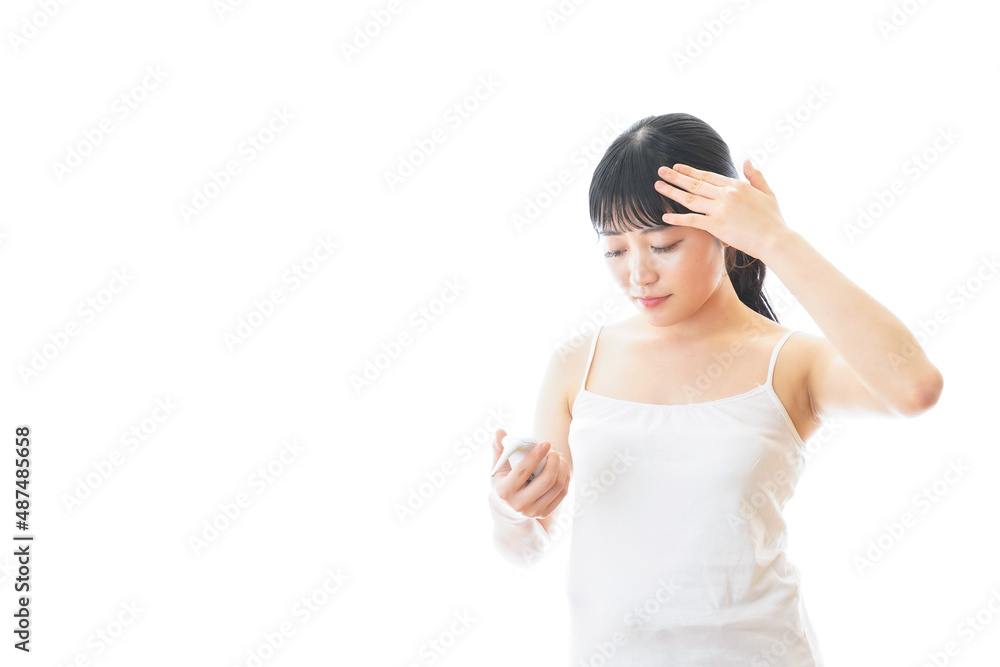 体温の計測をする若い女性 体温の計測をする若い女性