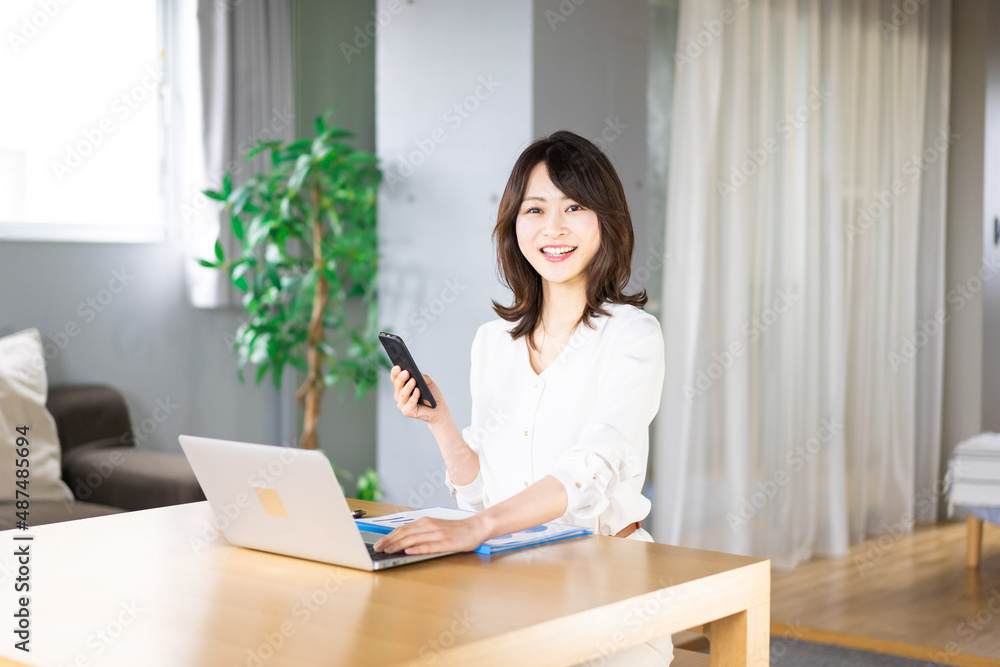 在宅勤務をする若いビジネスウーマン 在宅勤務をする若いビジネスウーマン