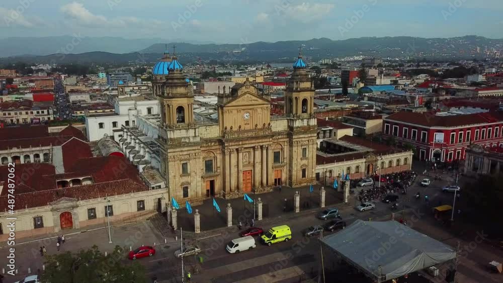 Vista aérea de dron de la Catedral Metropolitana, la iglesia principal de la Ciudad de Guatemala y de la Arquidiócesis de Guatemala. Su estructura masiva incorpora elementos barrocos y clásicos.