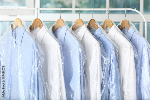 Fotografía Rack with clean shirts in plastic bags after dry-cleaning