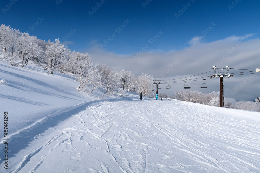 快晴の日本の福井県のスキーリゾート