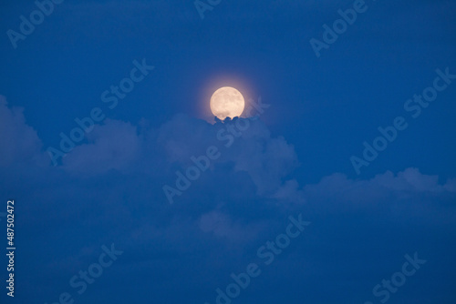 夏の雲と満月