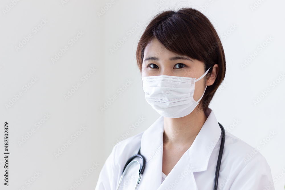 マスクをした女性医師