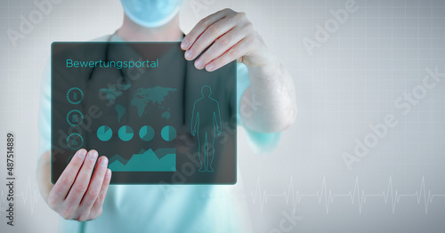 Bewertungsportal (Arztsuche). Arzt hält virtuellen Brief mit Text und einem Interface. Medizin in der Zukunft