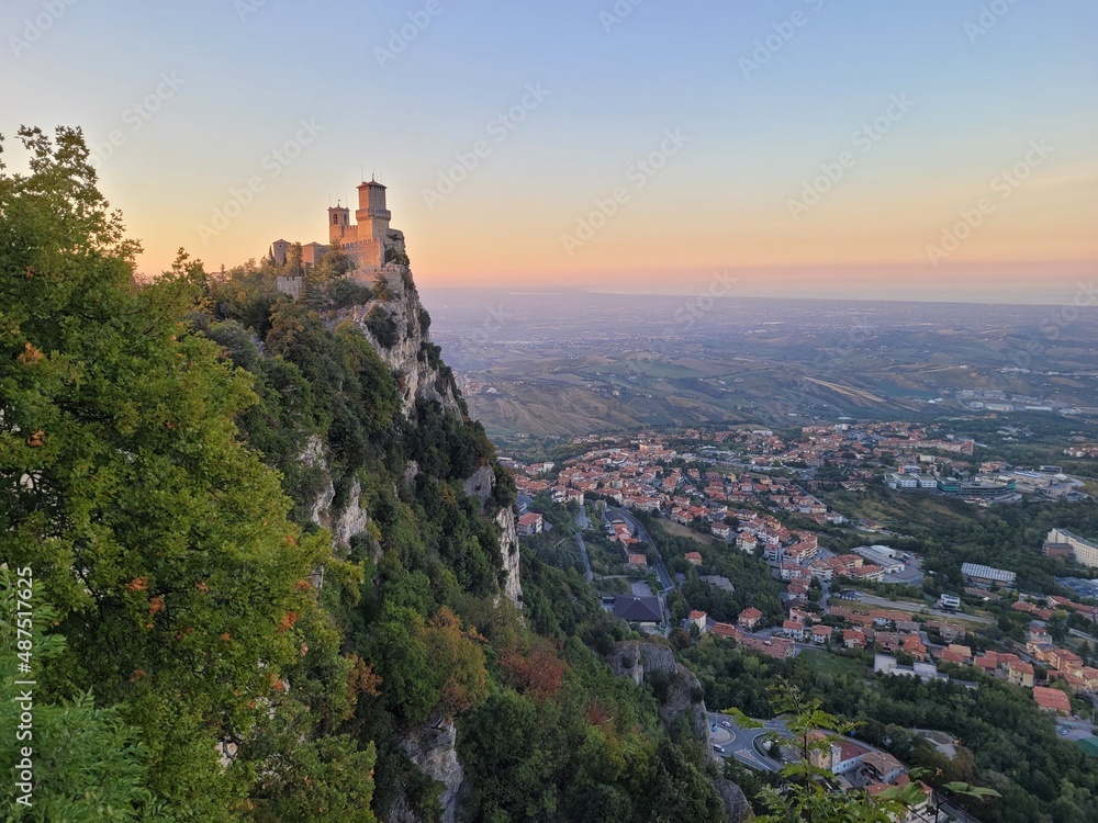 Obraz na płótnie San Marino Castle at sunset  w salonie