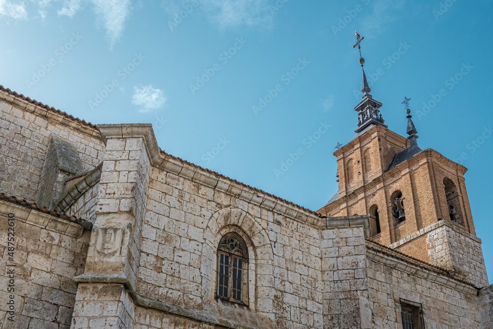 El campanario de la iglesia de san Pedro en la villa castellana de Tordesillas, España