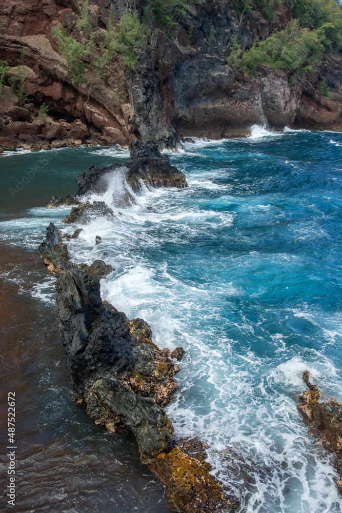 Obraz premium Sea waves and rock on the beach.