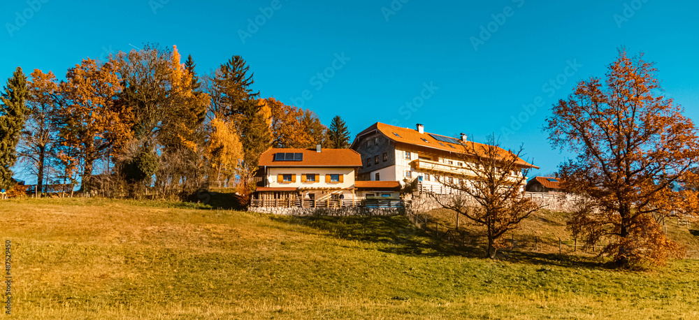 Obraz premium Beautiful autumn or indian summer view at the famous Hoeglwoerther See lake, Hoeglwoerth, Bavaria, Germany