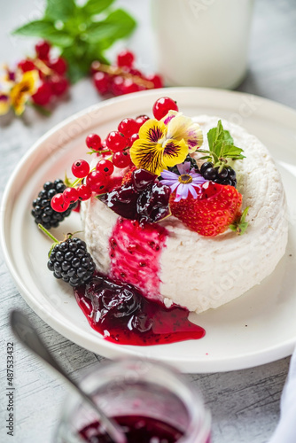 cottage cheese with fresh berries