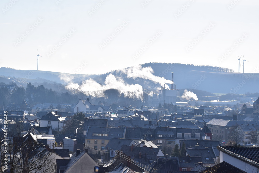 Rauch über der Altstadt von Mayen im Winter