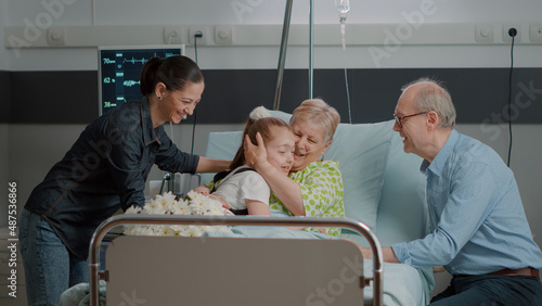 Fotografía Family surprising retired patient with flowers and visit in hospital ward