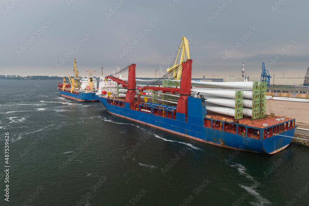 Ein Schiff mit Teilen für Windkraftanlagen im Hafen 