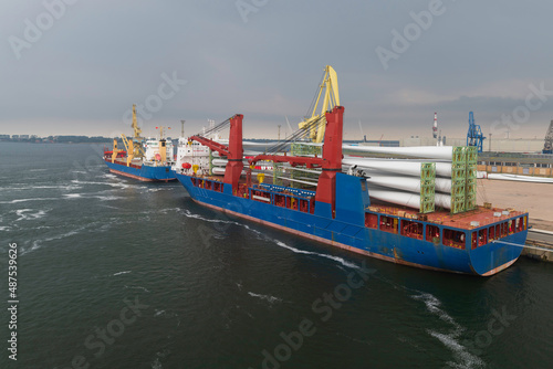 Ein Schiff mit Teilen für Windkraftanlagen im Hafen 