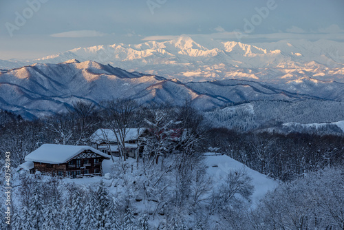 霧氷の木々　雪に覆われた山々