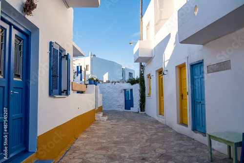 Fototapeta Naklejka Na Ścianę i Meble -  Pano Koufonisi island, Greece. Whitewashed building, empty cobblestone street, blue sky background.
