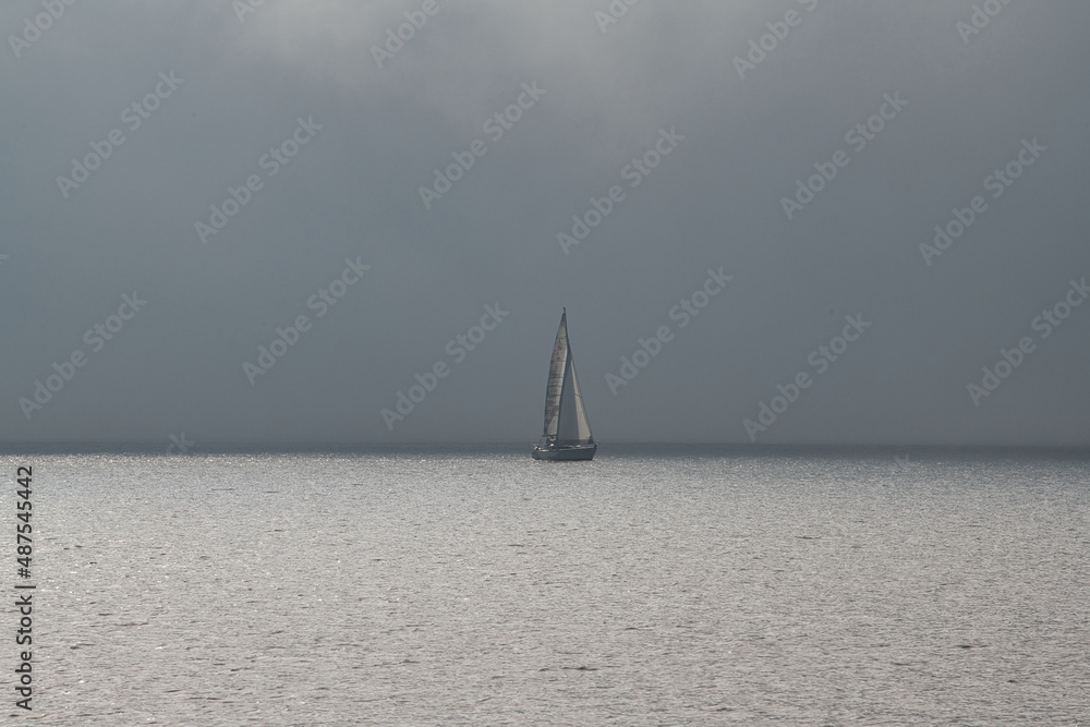 Segelboot auf dem Bodensee, mit Nebel