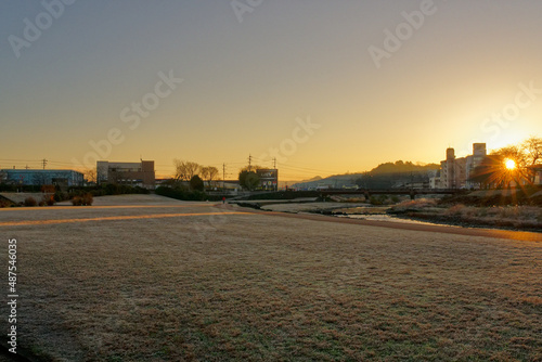 日の出の時間帯の冬の公園 © Tak.Niwa