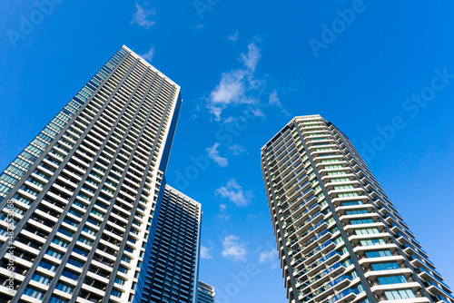 The appearance of a high-rise condominium in Tokyo and the refreshing blue sky scenery_32 © koni film