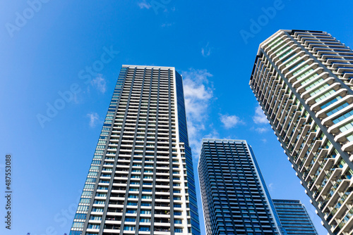The appearance of a high-rise condominium in Tokyo and the refreshing blue sky scenery_33