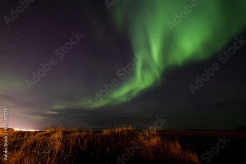 Nordlichter über dem Gebirszug Esja bei Grafarvorgur einm Vorort der isländischen Hauptstadt Reykjavik