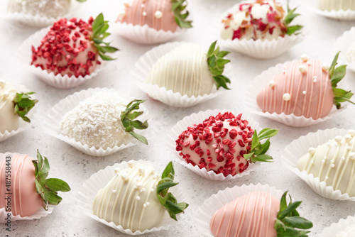 Foto White and pink chocolate dipped strawberries on white table