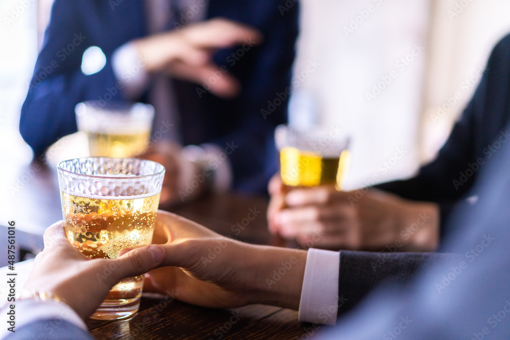 バーでお酒を飲む男女の会社員