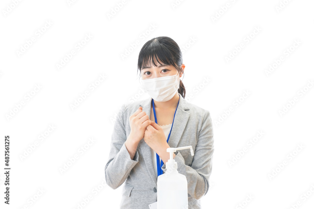 アルコール消毒液を使う若いビジネスパーソン アルコール消毒液を使う若いビジネスパーソン