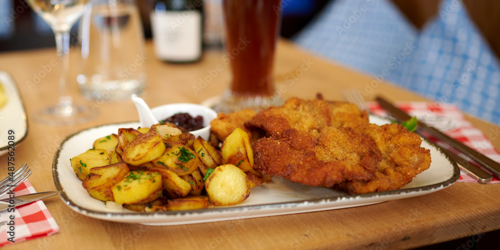 Photo &amp; Art Print Saftiger Wiener Schnitzel vom Kalb mit wellen Panade ...