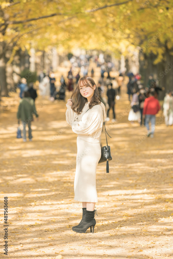 Fototapeta premium 紅葉と女性