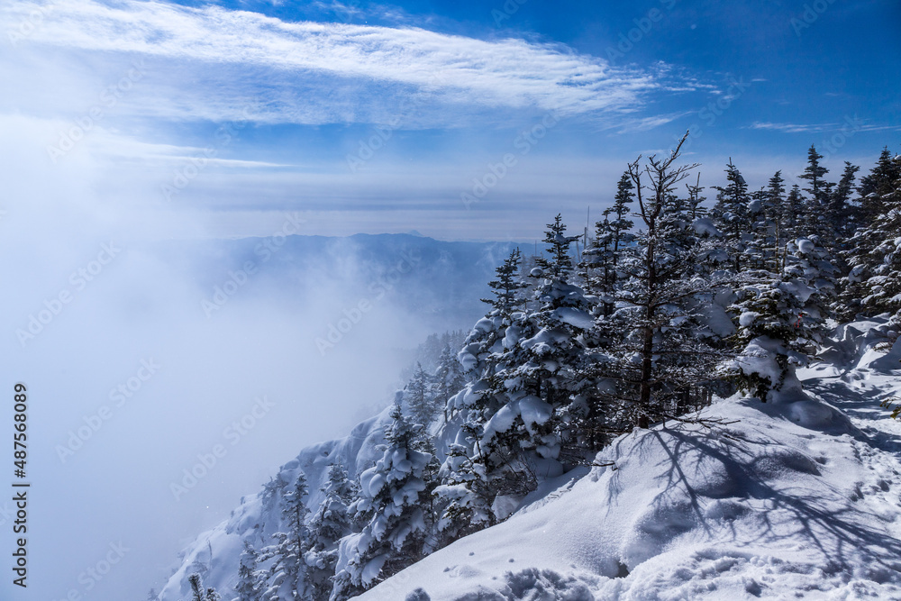 冬の浅間山外輪山登山道雪景色
