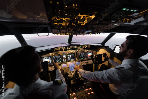 Fotografi high angle view of professionals piloting airplane in evening during sunset