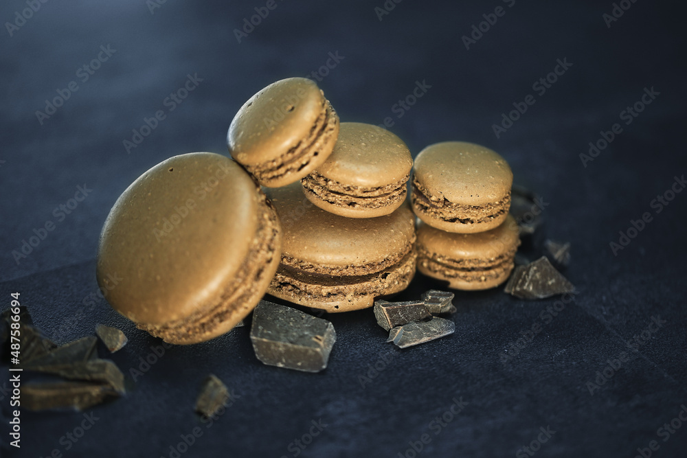 macaron au chocolat sur fond noir