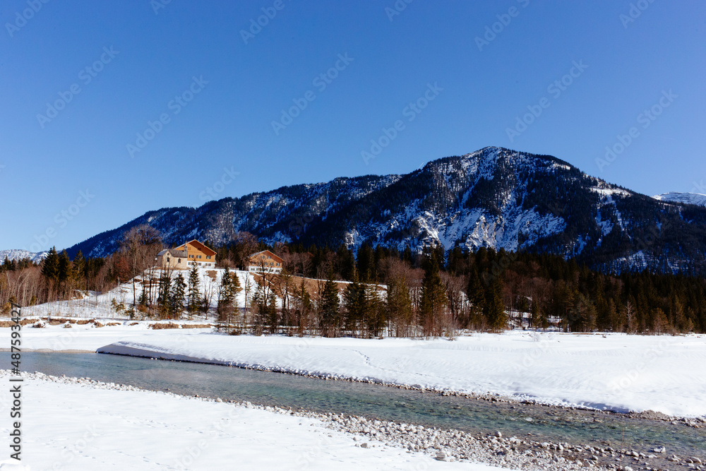 Ufer des Sylvensteinsees im Winter. Lenggries, an der Straße von Bad Tölz zum Achensee.