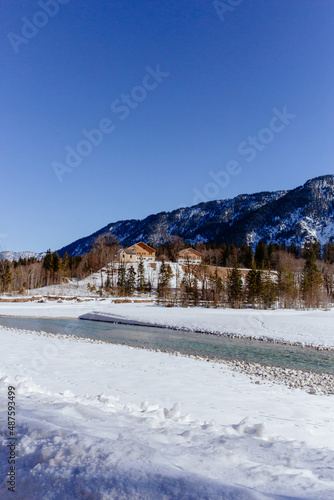 Ufer des Sylvensteinsees im Winter. Lenggries, an der Straße von Bad Tölz zum Achensee. © Niki