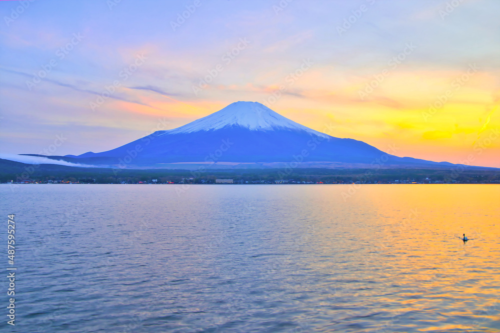 夕暮れの富士山と山中湖（山梨県）