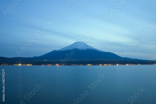 夕暮れの富士山と山中湖（山梨県）