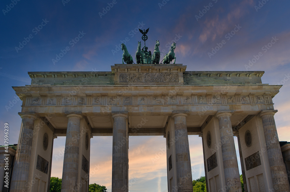 Blick auf das Brandenburger Tor in Berlin Deutschland im Abendrot
