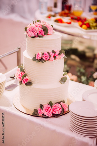 White cake with pink flowers 3855.