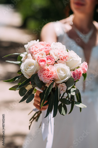 A large bouquet of white and pink roses in the hands of the bride 3943.