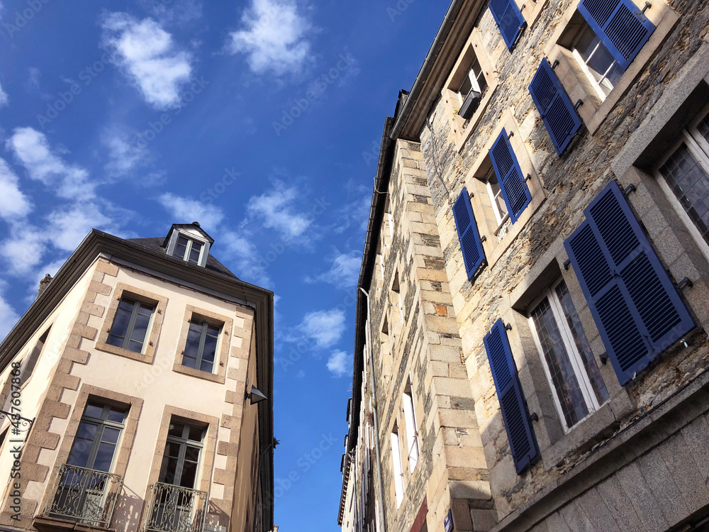 Fototapeta premium Maisons typiques françaises idéales dont une avec des volets bleus, pour des vacances en Europe sous un ciel bleu. Patrimoine français. 